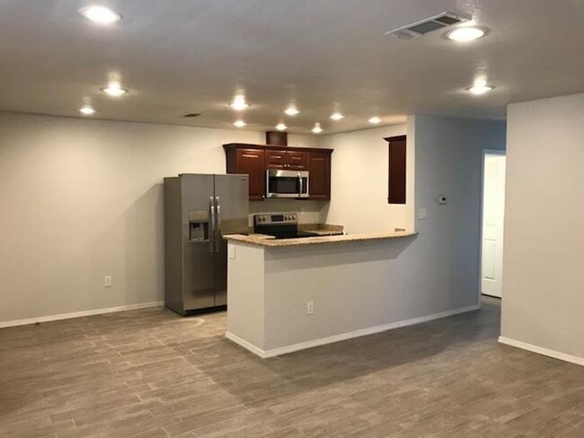 Building Photo - Beautiful remodeled duplex with granite co...