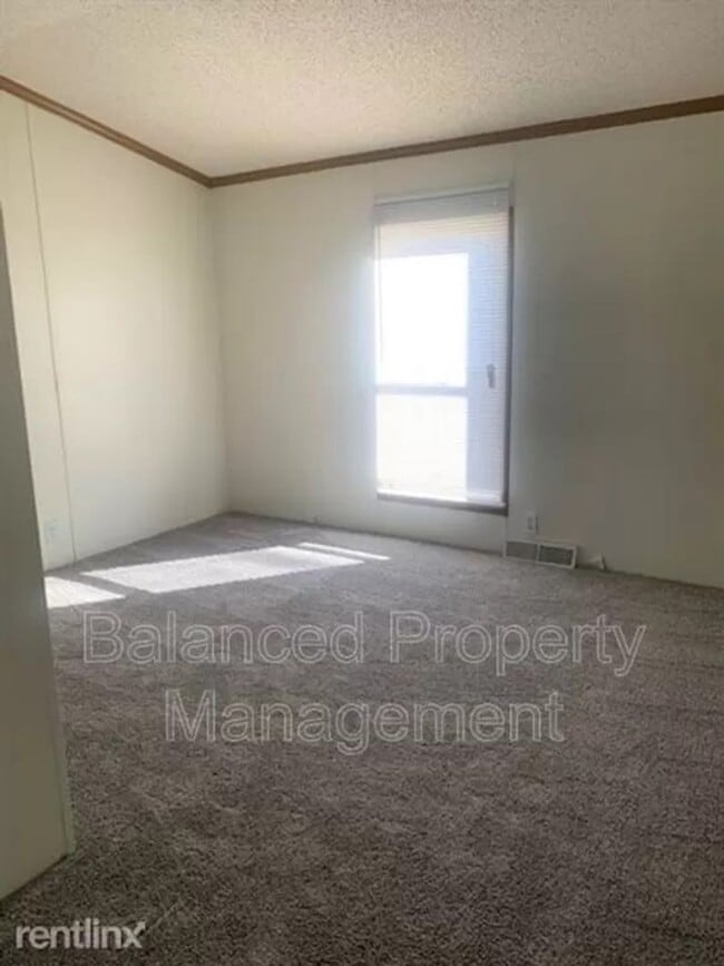Building Photo - Nice, large, mobile home on outskirts of T...