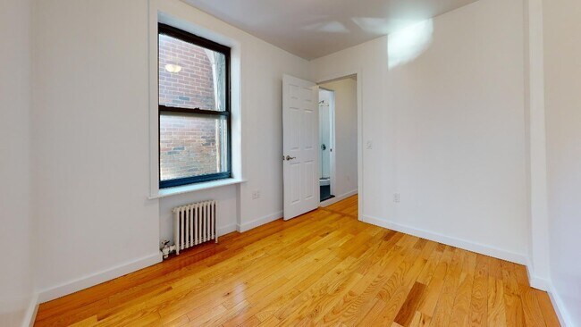 Building Photo - 401 E 78th St