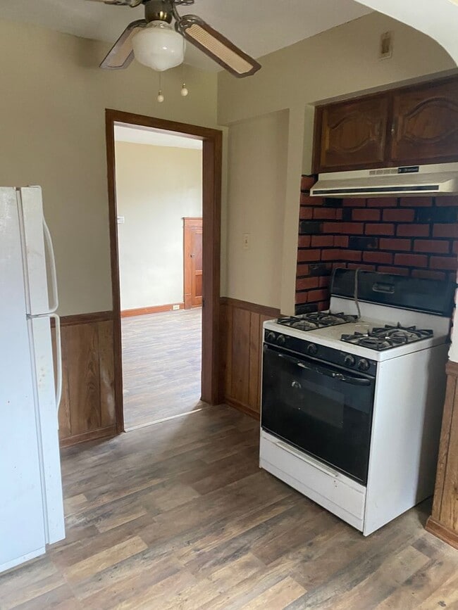 Building Photo - 1st Floor 1 Bedroom