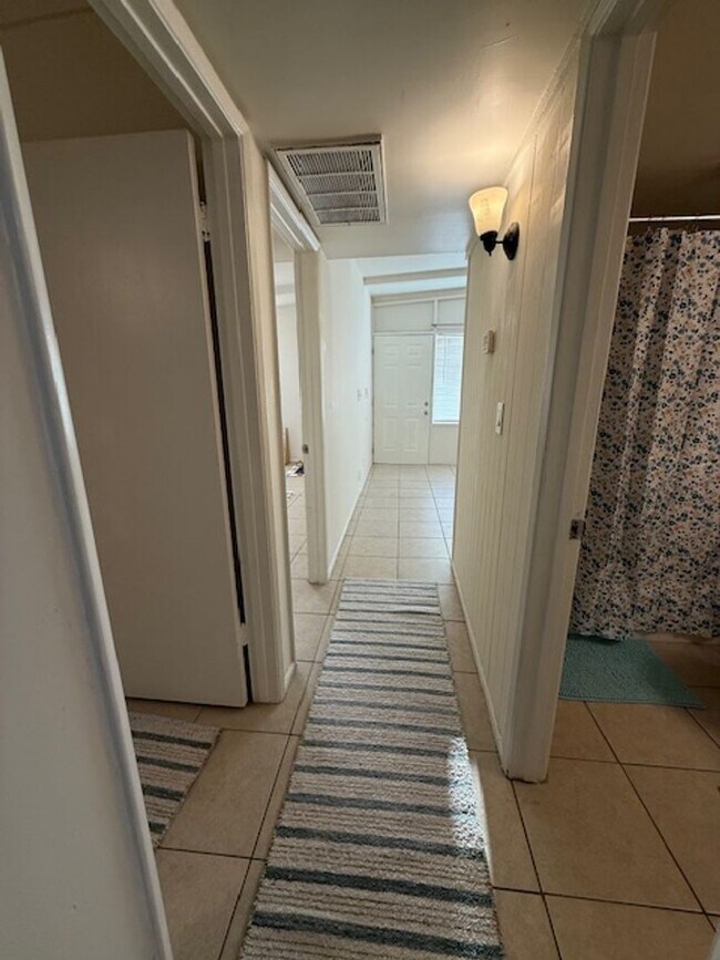 Building Photo - 2 Bed 1 Bath Spacious Apartment