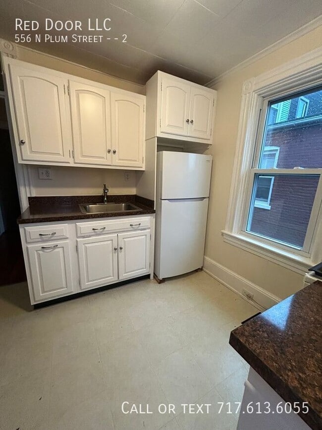 Primary Photo - 556 N Plum St