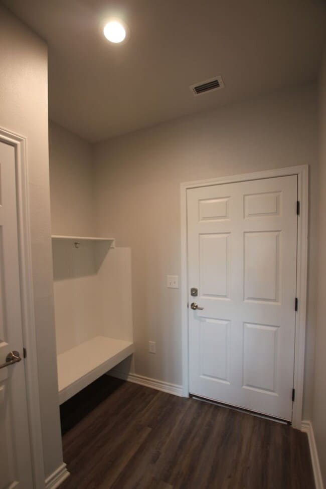 Building Photo - Coming Soon! Stunning 2 Bed 2.5 Bath 1 Car Garage Townhome in Tyler!