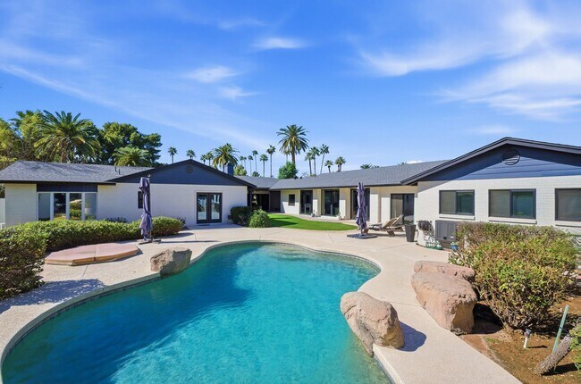 Building Photo - FULLY FURNISHED EXECUTIVE PHOENIX COUNTRY CLUB HOME IN GATED COMMUNITY
