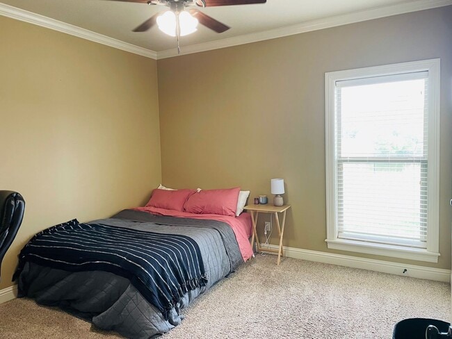 Building Photo - 459 Long Acre Dr