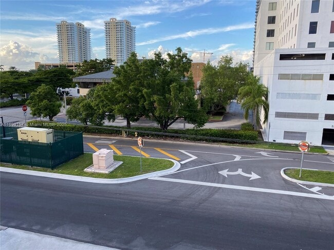 Building Photo - 1900 Diana Dr