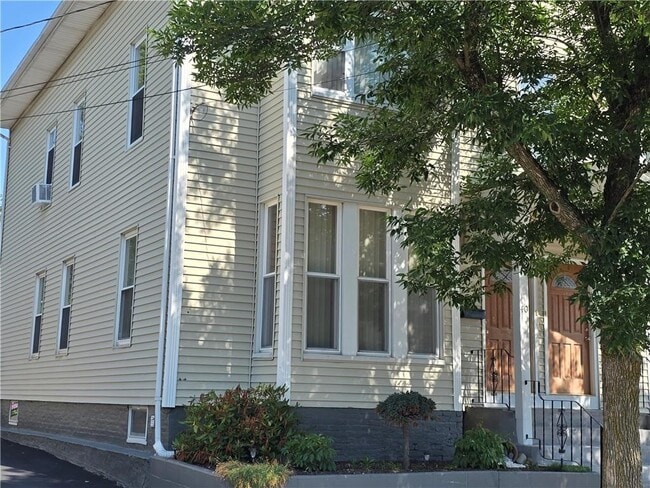 Building Photo - 40 Summit St