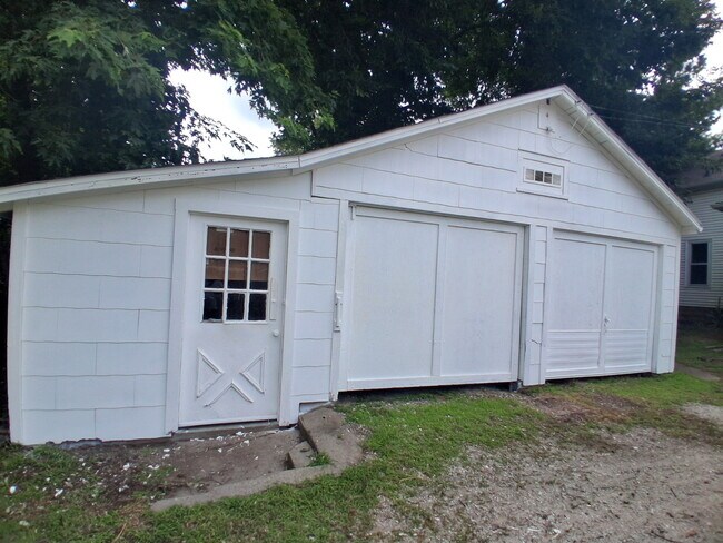 Building Photo - 205 E Phoenix Ave