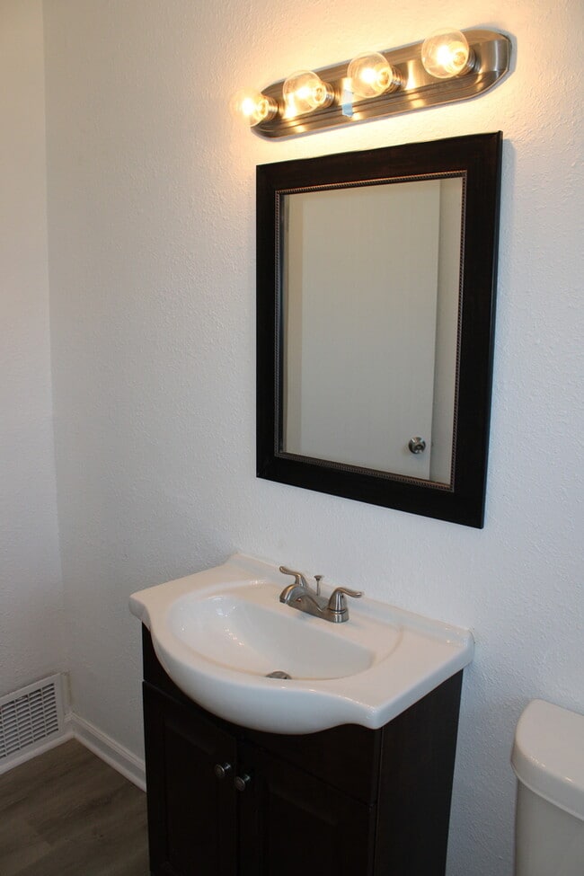 Building Photo - Beautiful 4 bedrooms and 1 bath home located on Freeman Ave in Kansas City, KS