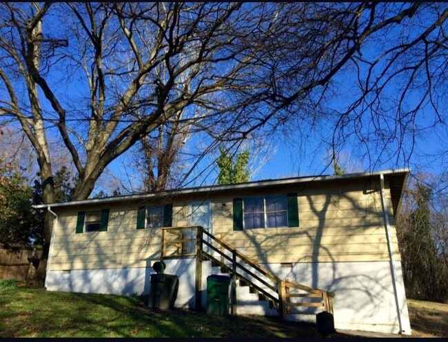 Building Photo - 3bed 2 bath with den