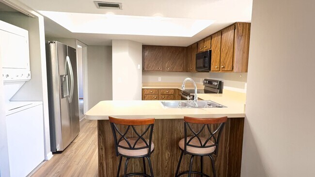 Building Photo - 2/2 for rent in desirable Fairways Condos