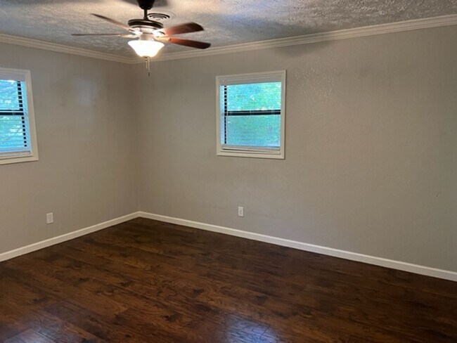 Building Photo - Maryville 37801 - 3 bedroom 2 bath (Upstairs Only) home - Contact Troy Adams (865) 233-6949