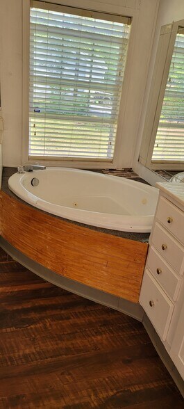 Jacuzzi in Master Bath - 8936 Turner Dr