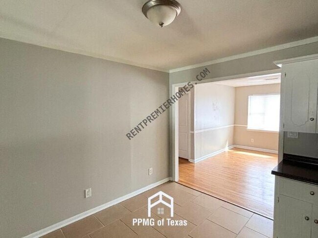 Building Photo - 1000 Lessel Dr