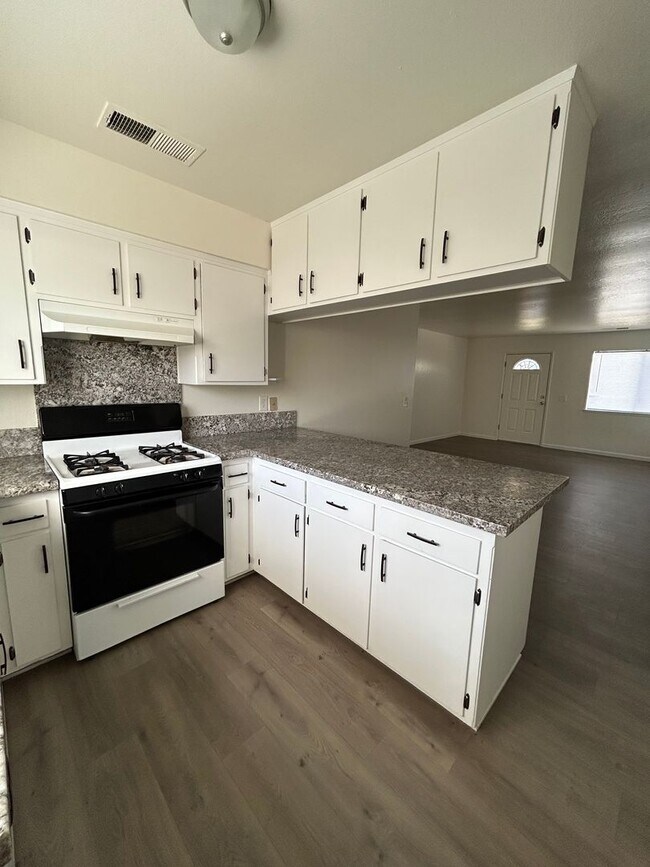 Building Photo - 1110 W Chestnut St