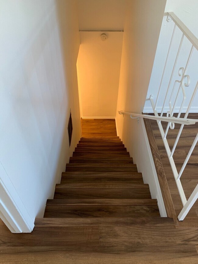 Building Photo - 206