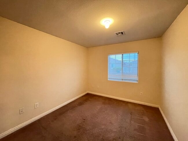 Building Photo - Carry Over Showing: This property has been...