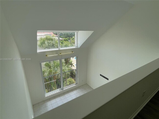 Building Photo - 6904 N Kendall Dr