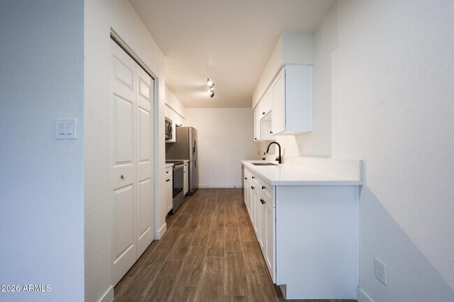 Building Photo - 558 S Lesueur