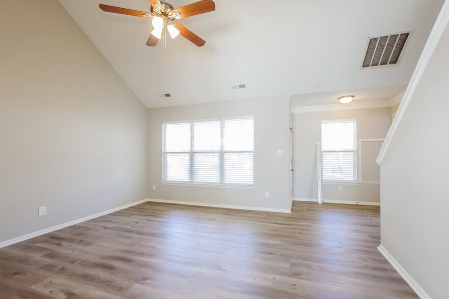 Building Photo - 258 Amir Cir