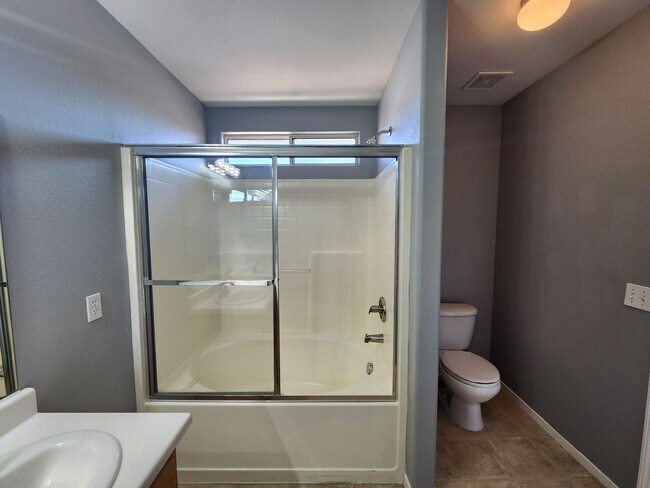Building Photo - HENDERSON: 3 bed/2.5 bath Townhome with Spacious Kitchen, Private Backyard, Large Primary Suite &...