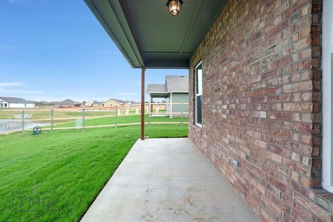 Building Photo - New Listing! Enclave at Parker Village!