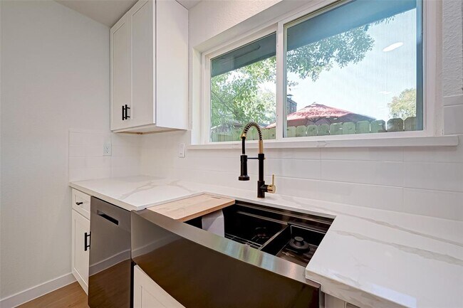 Building Photo - 7719 Dawnridge Dr