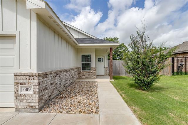 Building Photo - 609 Mesquite Dr
