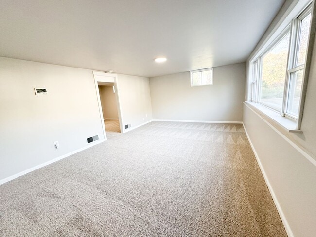 Building Photo - 4 bed/ 2 bath Single-Family Home