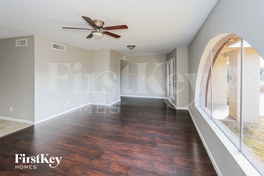 Building Photo - 8427 N 47th Dr