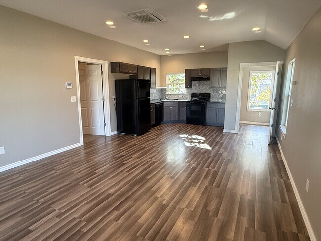 Building Photo - 1 Bed, 1 Bath Townhome Near Asian District