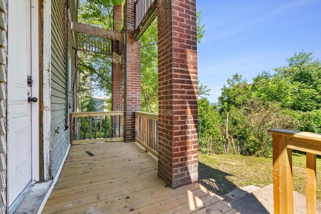 Building Photo - 4 bed 1 bath - all updated, central air, l...