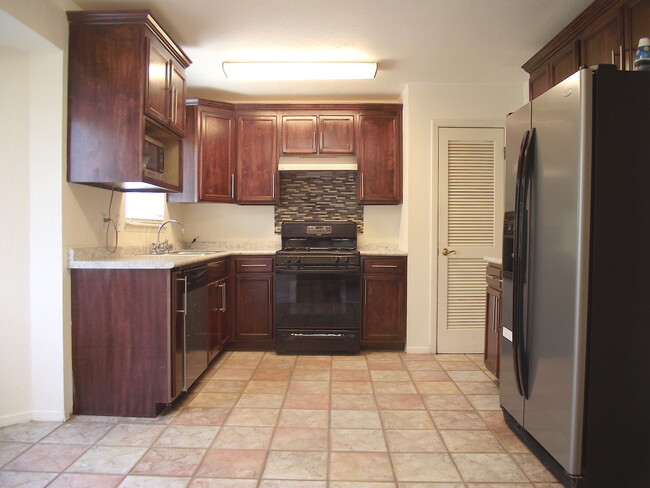 Building Photo - Northeast El Paso 3 Bed Refrig A/C w/Mount...
