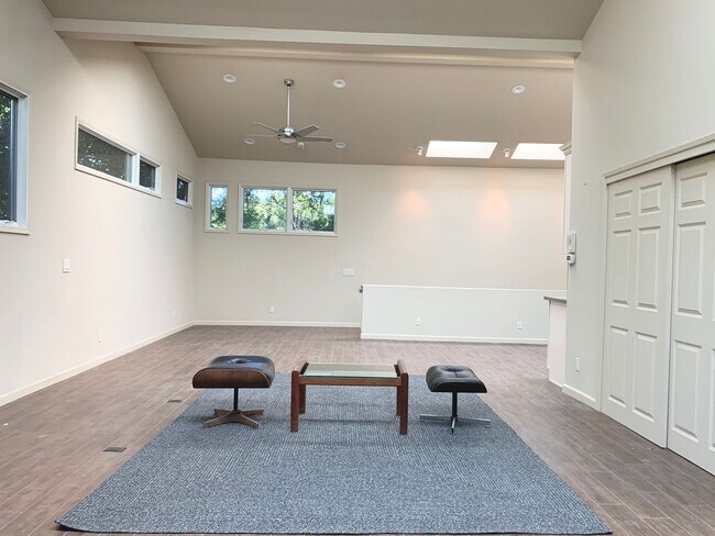 Building Photo - Home-Sweet-Home Vibe in Harper Ave!