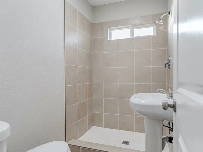 Building Photo - 421 Eye St