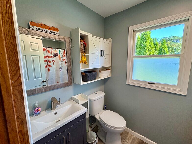 Bathroom - 2916 Youngdale Ave