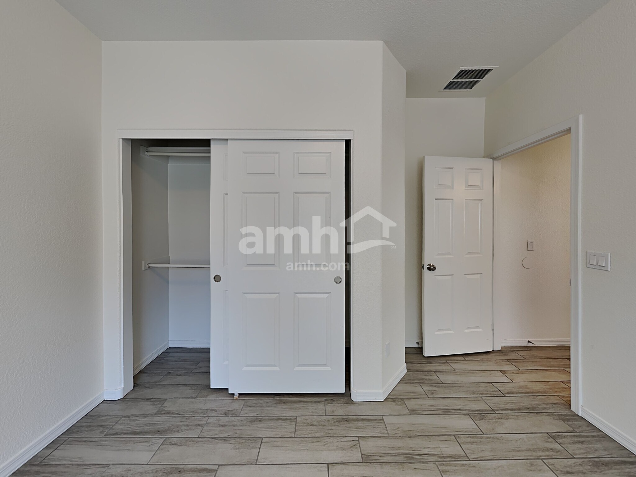 Building Photo - 108 E Calle Del Rondador