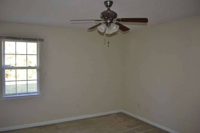 Building Photo - Home For Rent