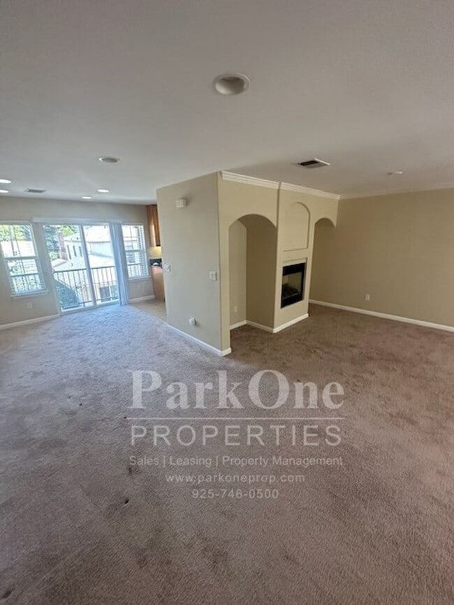 Building Photo - Nicely Updated Townhouse Close to Downtown