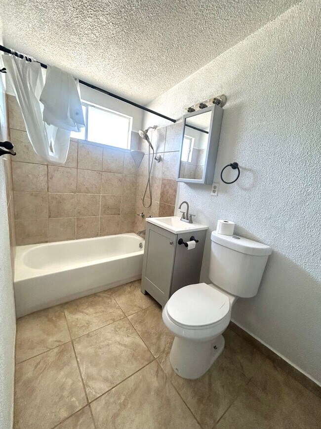 Building Photo - Charming 3 bedroom 1 Bathroom Apartment
