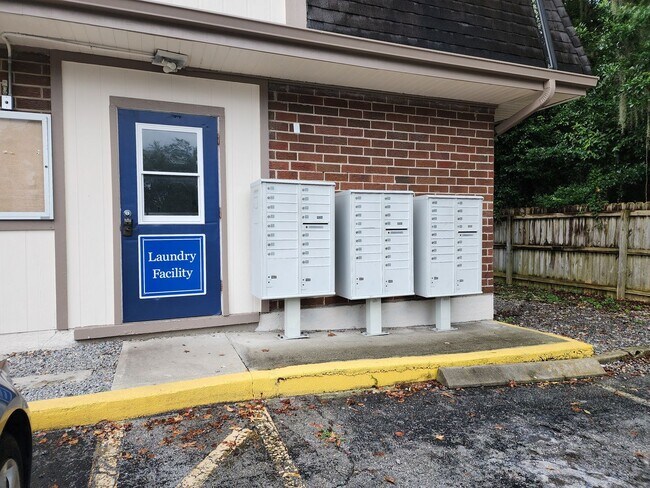 Building Photo - 1700 SW 16th Ct