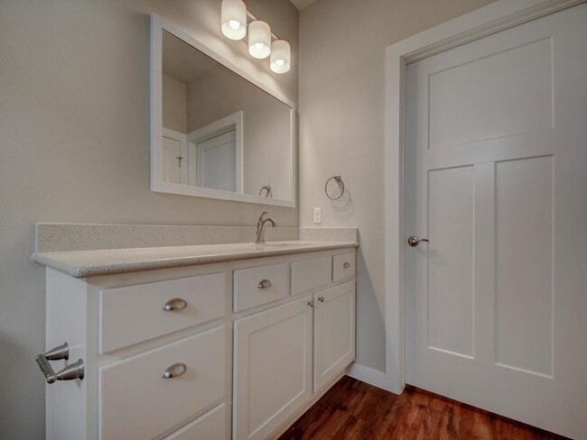 Building Photo - 240 Rose Dr