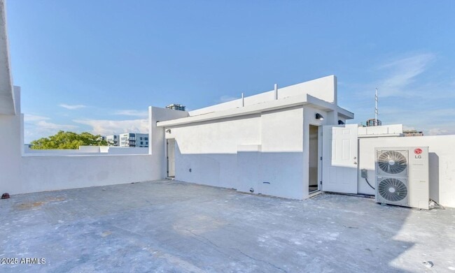 Building Photo - 838 S Farmer Ave