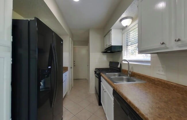Building Photo - Chic & Comfortable 3-Bedroom Property Ready to Move In