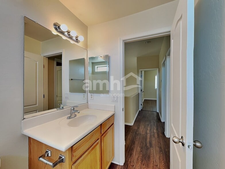 Building Photo - 6612 W Shaw Butte Dr