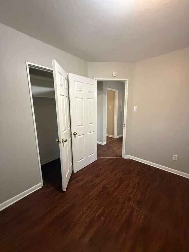 Building Photo - "Charming 3-Bedroom Gem on Walker Avenue – Cozy Living in St. Louis!"  Section 8 Welcome