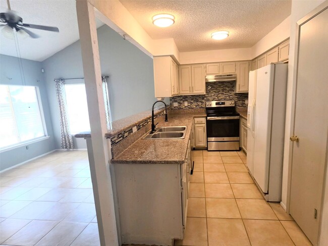 Building Photo - 10526 Chapel Hill Dr
