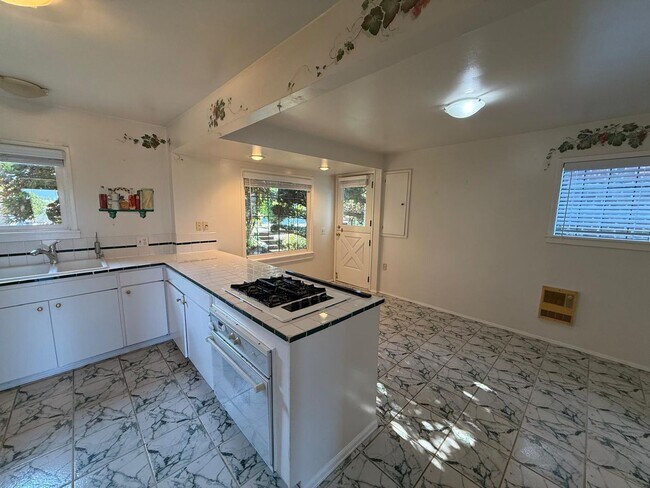 Building Photo - 2466 Montavista Pl W