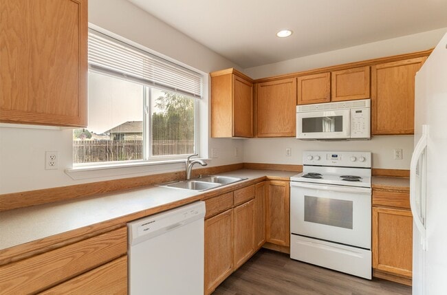 Building Photo - Charming 3-Bed, 2-Bath Home with Spacious ...