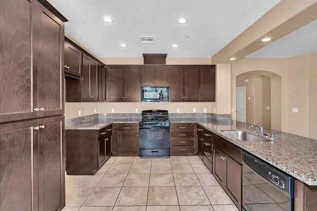 Building Photo - 636 Lamoglia St